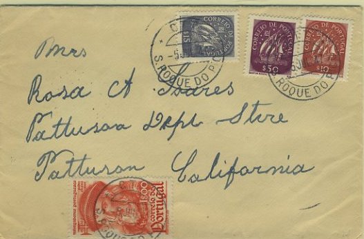 23Lis_1867.jpg -     Lote:    1867            Açores       Descrição:         Carimbos circulares datados. Sobrescrito circulado de S. Roque do Pico (05.07.47) para a Califórnia, com trânsito pela estação postal Aeroporto de Santa Maria (11.07.47), com selos tipo Caravela de $10, $15, $50 e 1$00 vermelho Navegadores Portugueses. Carimbo batido a preto "CTT / S. ROQUE DO PICO". MB.        Carta       Valor Base:     &euro; 15,00     Valor Venda:     &euro; 15,00     