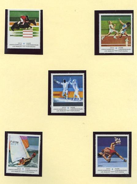 23Lis_2184.jpg -     Lote:    2184                   Descrição:         1984 &mdash; Jogos Olímpicos de Los Angeles. Lote composto por dois álbuns com selos novos sem charneira, de todos os países que emitiram selos comemorativos desses jogos.        Lote       Valor Base:     &euro; 100,00     Valor Venda:     &euro; 200,00     