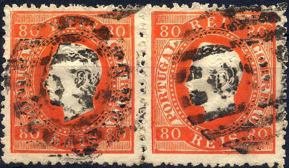 24lis0449.jpg -     Lote:    449            Colecção Portugal       Descrição:         1870/1876 &mdash; D. Luís I, fita direita. CE42, 80 reis laranja vermelho. Par horizontal em denteado 12 &frac12;, papel liso. Muito ligeira transparência num dos selos. Valor de catálogo &euro; 100,00.        O       Valor Base:     &euro; 15,00     Valor Venda:     &euro; 22,00     