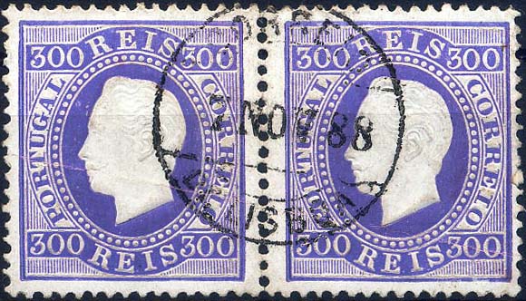 24lis0487.jpg -     Lote:    487            Colecção Portugal       Descrição:         1870/1876 &mdash; D. Luís I, fita direita. CE47, 300 reis violeta escuro. Par horizontal em papel porcelana, denteado 13 &frac12;. Valor de catálogo &euro; 225,00.        O       Valor Base:     &euro; 40,00     Valor Venda:     &euro; 50,00     
