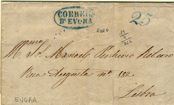 24Lis0553.jpg -     Lote:    553            Portugal       Descrição:      Évora / Correio de   &mdash; A azul, GM EVR4, em carta circulada de Reguengos (19.04.1852) para Lisboa com o porte de 25 reis batido a azul. B.        Carta       Valor Base:     &euro; 5,00     Valor Venda:     &euro; 14,00     