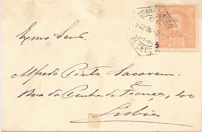 24Lis0632.jpg -     Lote:    632            Portugal       Descrição:         1898 - D. Carlos I Mouchon. Sobrescrito circulado em Lisboa (25.12.1900) com selo de 5 reis amarelo laranja CE 127, com a impressão da taxa muito deslocada. MB e MR.        Carta       Valor Base:     &euro; 100,00     Valor Venda:     &euro; 140,00     