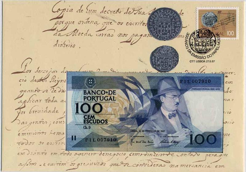 24Lis0672.jpg -     Lote:    672            Portugal       Descrição:         1987 &mdash; 300 Anos da Emissão do Papel-Moeda em Portugal. Sobrescrito com selo de 100$00 CE1813 e nota de 100$00 Chapa 9 (Fernando Pessoa) com o prefixo FIL, expressamente impressa para o evento. MB e MR.        FDC/NT       Valor Base:     &euro; 40,00     Valor Venda:     Retirado     