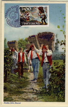 24Lis0899.jpg -     Lote:    899                   Descrição:      Vinho do Porto.   Postal ilustrado do Pinhão (Jornaleiros transportando as uvas vindimadas), concordante com selo de 1$00 Vinho do Porto, obliterados com carimbo comemorativo do 1.º dia de circulação (30.12.70).        PM       Valor Base:     &euro; 10,00     Valor Venda:     &euro; 24,00     