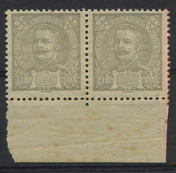 24Lis1113.jpg -     Lote:    1113            Portugal       Descrição:         1895/1896 &mdash; D. Carlos I tipo Mouchon. Par horizontal na cor cinzenta, denteado sem impressão da taxa, fundo de folha.        PRV       Valor Base:     &euro; 10,00     Valor Venda:     &euro; 10,00     