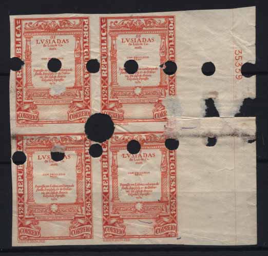 24Lis1118.jpg -     Lote:    1118            Portugal       Descrição:         1924 &mdash; Centenário do Nascimento de Luís de Camões. Quadra de provas não denteadas, bordo de folha, laranja, sem impressão da taxa, com furo de segurança. Desenho e cor utilizadas no selo de 20C. Defeito no bordo direito.        PRV       Valor Base:     &euro; 8,00     Valor Venda:     &euro; 8,00     