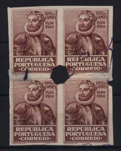 24Lis1119.jpg -     Lote:    1119            Portugal       Descrição:         1924 &mdash; Centenário do Nascimento de Luís de Camões. Quadra de provas não denteadas, castanho vermelho com busto de Camões, sem impressão da taxa, com furo de segurança. Desenho e cor utilizadas no selo de 48C..        PRV       Valor Base:     &euro; 12,00     Valor Venda:     &euro; 18,00     
