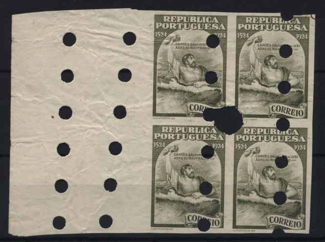 24Lis1123.jpg -     Lote:    1123            Portugal       Descrição:         1924 &mdash; Centenário do Nascimento de Luís de Camões. Quadra de provas não denteadas, bordo de folha, verde oliva, sem impressão da taxa, com furos de segurança. Desenho e cor utilizadas no selo de 15C.        PRV       Valor Base:     &euro; 12,00     Valor Venda:     &euro; 12,00     