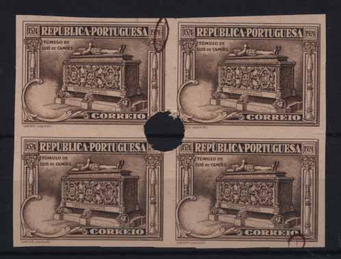 24Lis1129.jpg -     Lote:    1129            Portugal       Descrição:         1924 &mdash; Centenário do Nascimento de Luís de Camões. Quadra de provas não denteadas, sépia sobre rosa, sem impressão da taxa, com furo de segurança. Desenho e cor utilizadas no selo de 10$00.        PRV       Valor Base:     &euro; 12,00     Valor Venda:     &euro; 16,00     
