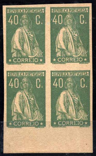 24Lis1139.jpg -     Lote:    1139            Portugal       Descrição:         1924/26 — Ceres. Novas taxas e cores. Quadra de provas de 40C em verde esmeralda, não denteadas, em papel amarelado, pontinhado vertical muito leve, sem goma. Cor não aprovada. MB.        PRV       Valor Base:     € 20,00     Valor Venda:     Retirado     