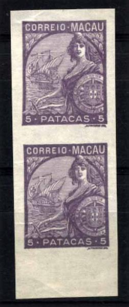 24Lis1185.jpg -     Lote:    1185            Macau       Descrição:         1934 &mdash; Padrões. CE288, 5 P violeta escuro. Par vertical de provas não denteadas na cor aprovada. MB e MR.        PRV       Valor Base:     &euro; 80,00     Valor Venda:     &euro; 95,00     