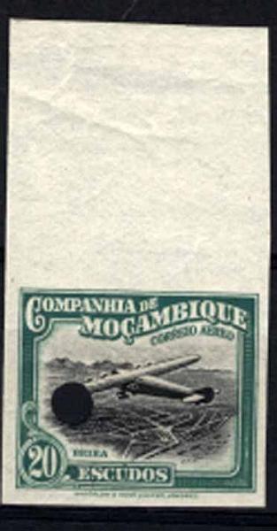24Lis1193.jpg -     Lote:    1193            Companhia de Moçambique       Descrição:         1935 &mdash; Correio Aéreo. Tipo rectangular. CE CA25, 20E verde e preto. Prova não denteada com furos de segurança, bordo superior de folha.        PRV       Valor Base:     &euro; 8,00     Valor Venda:     &euro; 8,00     