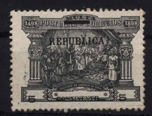 24Lis1200.jpg -     Lote:    1200            Portugal       Descrição:         1911 &mdash; Centenário da Índia com sobrecarga REPUBLICA, sobre selos de Porteado do Continente. CE192, 5 reis preto. Selo com a taxa e legenda deslocadas.        *       Valor Base:     &euro; 10,00     Valor Venda:     &euro; 12,00     