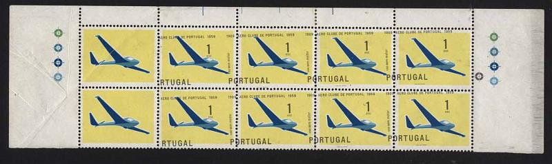 24Lis1202.jpg -     Lote:    1202            Portugal       Descrição:         1960 &mdash; Cinquentenário do Aero Club de Portugal. Parte superior de folha com 10 selos de 1$00 CE854 (x10), miras de cor nas margens, com a mira de cor preta totalmente deslocada, originando a natural deslocação da cor preta nos selos, impresso sobre o papel dobrado no lado esquerdo e com a impressão do preto no verso. Este bloco deu origem a 2 artigos nas revistas "A Filatelia" em 1988, e no "Boletim do Clube Filatélico de Portugal" em 1972. Raro erro. NB e MR.        ***       Valor Base:     &euro; 250,00     Valor Venda:     &euro; 250,00     