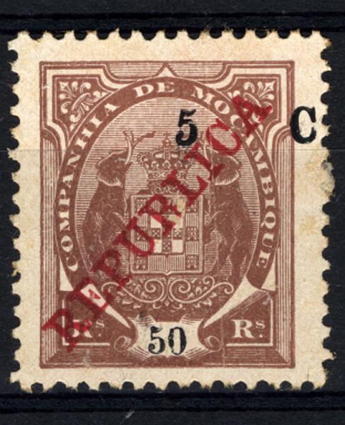 24Lis1261.jpg -     Lote:    1261            Companhia de Moçambique       Descrição:         1916 &mdash; Tipo Elefantes, com República e sobretaxa em centavos. CE98, 5c s/ 50 reis castanho. Selo com sobretaxa deslocada.         *       Valor Base:     &euro; 5,00     Valor Venda:     &euro; 16,00     