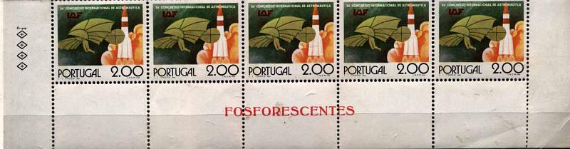 24Lis1471.jpg -     Lote:    1471            Portugal       Descrição:         1975 &mdash; 26.º Congresso da International Astronautical Federation (IAF) em Lisboa. CE1261, 2$00. Tira de 5 selos, com tarja fosforescente, fundo de folha, com inscrição marginal "FOSFORESCENTES". Valor de catálogo &euro; 70,50.        ***       Valor Base:     &euro; 14,00     Valor Venda:     &euro; 14,00     