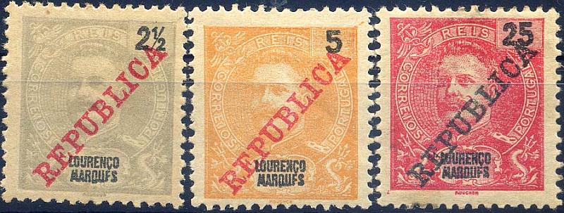 24Lis1693.jpg -     Lote:    1693            Lourenço Marques       Descrição:         1911 &mdash; D. Carlos I, com sobrecarga "REPUBLICA" da Casa da Moeda. Lote de 3 selos de 2 &frac12;, 5 e 25 reis CE78, 79 e 83 com a variedade "MARQUFS". Valor de catálogo &euro; 30,00.        **       Valor Base:     &euro; 10,00     Valor Venda:     &euro; 14,00     