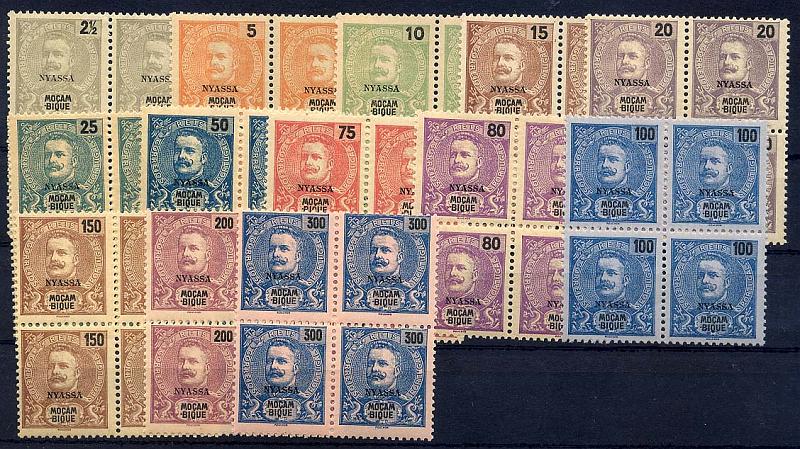 24Lis1709.jpg -     Lote:    1709            Companhia do Niassa       Descrição:         1898 &mdash; D. Carlos tipo Mouchon. Selos de Moçambique, com sobrecarga "NYASSA". CE14/26. Série completa em quadras, com goma original e sem sinal de charneira. Valor de catálogo &euro; 278,80. MB.         ***       Valor Base:     &euro; 80,00     Valor Venda:     &euro; 80,00     