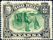 24Lis1714.jpg -     Lote:    1714            Companhia do Niassa       Descrição:         1901 &mdash; D. Carlos I (Girafa e Camelos). CE39, 300 reis verde. Selo com centro invertido. Valor de catálogo &euro; 135,00. MB e R.        ***       Valor Base:     &euro; 25,00     Valor Venda:     &euro; 38,00     