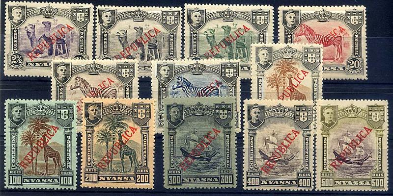 24Lis1719.jpg -     Lote:    1719            Companhia do Niassa       Descrição:         1911 &mdash; D. Manuel II. Motivos diversos, com sobrecarga REPUBLICA. CE52/63. Série completa, com impressão pálida das cores, consideradas como reimpressões desta emissão. Valor de catálogo &euro; 49,00.        ***       Valor Base:     &euro; 14,00     Valor Venda:     &euro; 14,00     