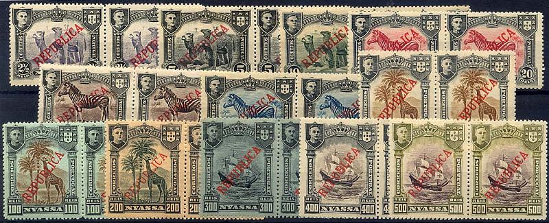 24Lis1720.jpg -     Lote:    1720            Companhia do Niassa       Descrição:         1911 &mdash; D. Manuel II. Motivos diversos, com sobrecarga REPUBLICA. CE52/63. Série completa em pares horizontais. Valor de catálogo &euro; 98,00.        ***       Valor Base:     &euro; 28,00     Valor Venda:     &euro; 40,00     