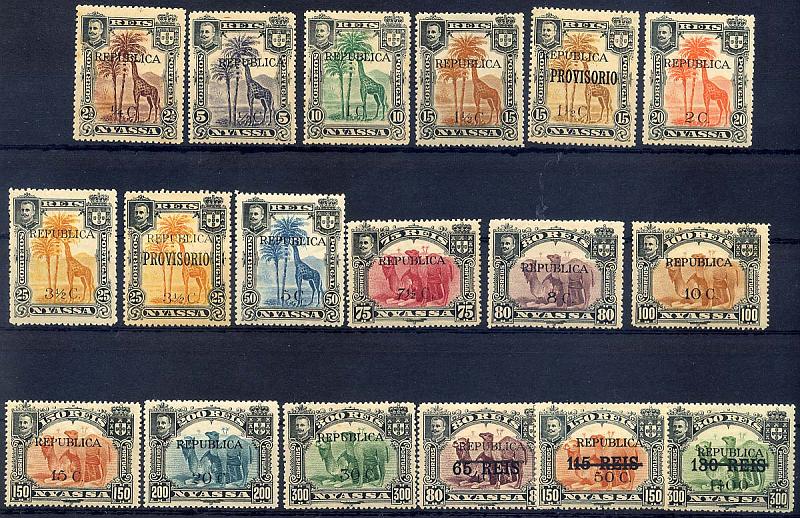24Lis1724.jpg -     Lote:    1724            Companhia do Niassa       Descrição:         1918 &mdash; D. Carlos I, com sobretaxa e sobrecarga "REPUBLICA", tipografadas localmente a preto. CE64/81. Série completa. Selos de &frac14; s/ 2 &frac12; CE64, 1 s/ 10 CE65 e 3 &frac12; s/ 25 CE70, com pontos de óxido no verso. Valor de catálogo &euro; 889,45.        **       Valor Base:     &euro; 150,00     Valor Venda:     &euro; 340,00     