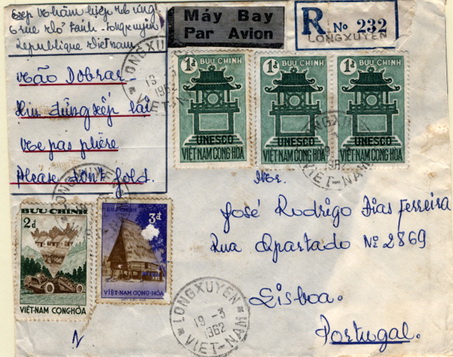 24Lis2053.jpg -     Lote:    2053                   Descrição:      Vietname —   Sobrescrito circulado por via aérea de Longxuyen (19.03.62) para Lisboa (26.03.62), com vários selos na frente e verso.        Carta       Valor Base:     € 15,00     Valor Venda:     € 15,00     