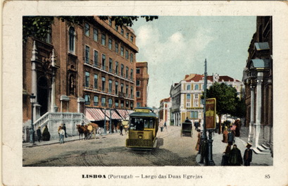 24Lis2289.jpg -     Lote:    2289      Lotes pelo Correio              Descrição:         Lisboa (Portugal) &mdash; Largo das Duas Egrejas. Postal ilustrado colorido, editado por Martins & Silva * Lisboa.        PI       Valor Base:     &euro; 5,00     Valor Venda:     &euro; 5,00     