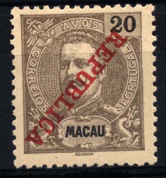 1049.jpg -     Lote:    1049            Macau       Descrição:         1911 &mdash; D. Carlos I, tipo Mouchon com sobrecarga REPUBLICA da Casa da Moeda. CE161, 20 avos castanho s/ amarelo. Selo com a sobrecarga invertida.         *       Valor Base:     &euro; 50,00     Valor Venda:     &euro; 100,00     