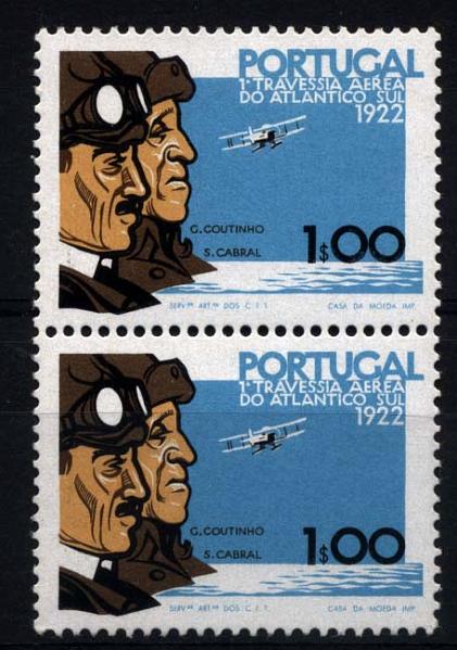 1360.jpg -     Lote:    1360            Portugal       Descrição:         1972 &mdash; Cinquentenário da 1.ª Travessia Aérea Lisboa-Rio de Janeiro. CE1171. Par vertical em denteado 13 &frac12;. Valor de catálogo &euro; 143,60.        ***       Valor Base:     &euro; 22,00     Valor Venda:     &euro; 24,00     