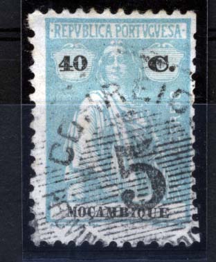 1906.jpg -     Lote:    1906            Moçambique       Descrição:         Carimbos numéricos volantes. 1922 &mdash; Ceres. CE242, $40C verde azul, obliterado com carimbo batido a preto "5". Esta obliteração foi aplicada na Estação Postal de CAMUZAI &mdash; Distrito de Lourenço Marques. MB e R.        O       Valor Base:     &euro; 40,00     Valor Venda:     &euro; 44,00     