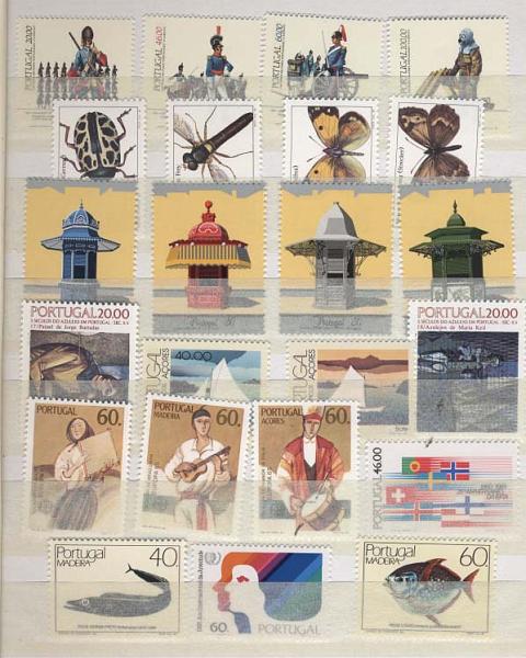 2031.jpg -     Lote:    2031                   Descrição:      Portugal.   Classificador com selos e blocos entre 1985 e 1995. Valor facial dos selos &euro;220,00. Lote a ver.        Lote       Valor Base:     &euro; 110,00     Valor Venda:     &euro; 130,00     