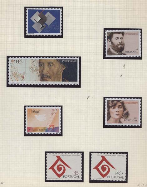 2039.jpg -     Lote:    2039                   Descrição:      Portugal.   1994 &mdash; Ano completo. CE2183/2262. Inclui selos, blocos, selos dos blocos, carteiras (2). Valor facial 13.169$00. Valor de catálogo &euro; 305.85.        Lote       Valor Base:     &euro; 30,00     Valor Venda:     &euro; 30,00     