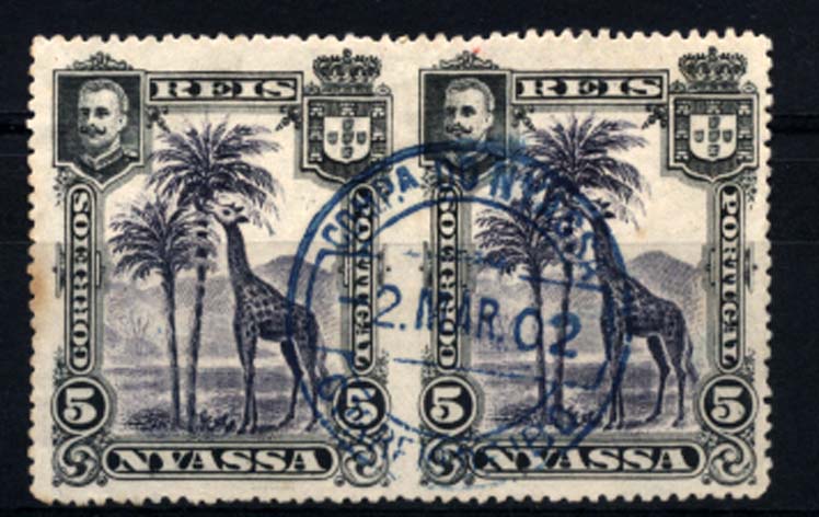 0015.jpg -     Lote:    15      Colecção Império      Companhia do Niassa       Descrição:         1901 &mdash; D. Carlos I (Girafa e Camelos). CE28, 5 reis lilás malva. Par horizontal não denteado verticalmente ao centro, obliterado com carimbo do Correio do IBO. MB e MR.         O       Valor Base:     &euro; 50,00     Valor Venda:     Retirado     