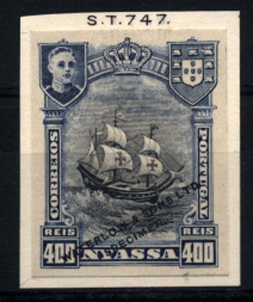0034.jpg -     Lote:    34      Colecção Império      Companhia do Niassa       Descrição:         1911 &mdash; D. Manuel II. Motivos diversos. CE62, 400 reis. Prova de cor (azul e preto) não denteada, com sobrecarga preta "WATERLOW & SONS LTD / SPECIMEN". Prova colada em cartão com inscrição "ST. 747".         PRV       Valor Base:     &euro; 25,00     Valor Venda:     &euro; 80,00     