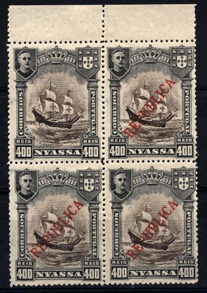 0037.jpg -     Lote:    37      Colecção Império      Companhia do Niassa       Descrição:         1911 &mdash; D. Manuel II. Motivos diversos, com sobrecarga REPUBLICA. CE62, 400 reis castanho. Quadra bordo de folha. Um dos selos sem impressão da sobrecarga. MB e MR.         ***/**       Valor Base:     &euro; 40,00     Valor Venda:     &euro; 85,00     