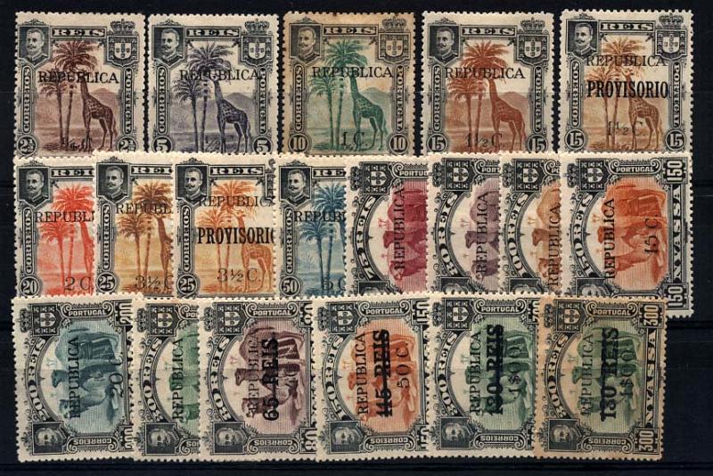 0039.jpg -     Lote:    39      Colecção Império      Companhia do Niassa       Descrição:         1918 &mdash; D. Carlos I, com sobretaxa e sobrecarga "REPUBLICA", tipografadas localmente a preto. CE64/81. Série completa + selo CE81 (variedade de papel). Selo CE66 com ligeiros pontos de '0xido no verso. Valor de catálogo &euro; 1.075,00.         **       Valor Base:     &euro; 300,00     Valor Venda:     &euro; 350,00     