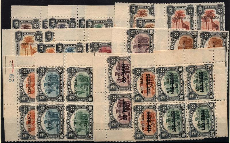 0040.jpg -     Lote:    40      Colecção Império      Companhia do Niassa       Descrição:         1918 &mdash; D. Carlos I, com sobretaxa e sobrecarga "REPUBLICA", tipografadas localmente a preto. CE64/81. Série completa em quadras, cantos de folha. Os melhores valores sem sinal de charneira nos selos (sinal na margem). Lote a ver. Valor de catálogo aproximado &euro; 6.000,00. MB e MR         ***/**       Valor Base:     &euro; 2000,00     Valor Venda:     &euro; 2500,00     