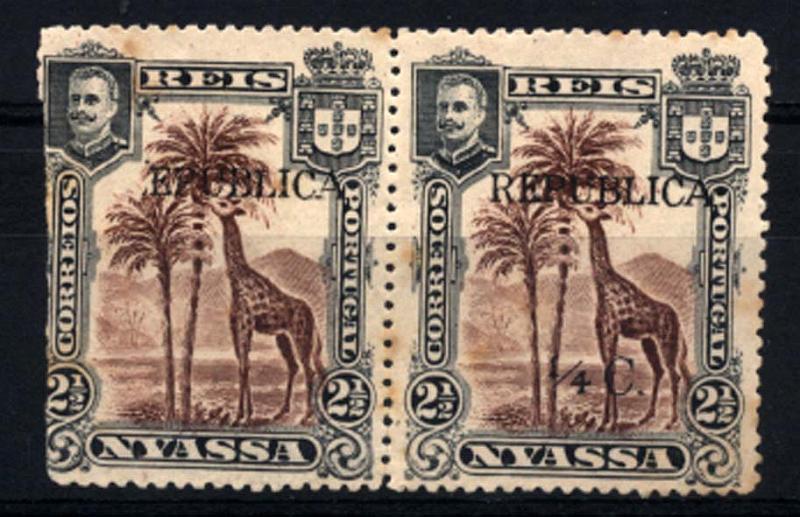 0041.jpg -     Lote:    41      Colecção Império      Companhia do Niassa       Descrição:         1918 &mdash; D. Carlos I, com sobretaxa e sobrecarga "REPUBLICA", tipografadas localmente a preto. CE64. &frac14; C s/ 2 &frac12; reis, castanho vermelho. Par horizontal. Um dos selos sem impressão da sobretaxa. Defeito no selo (falta de papel) e com pontos de óxido no verso. MR.         *       Valor Base:     &euro; 100,00     Valor Venda:     Retirado     