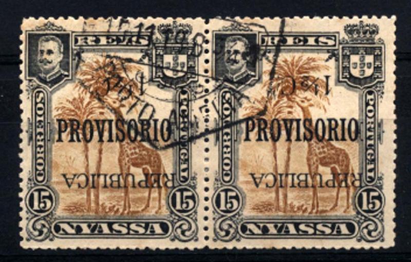 0043.jpg -     Lote:    43      Colecção Império      Companhia do Niassa       Descrição:         1918 &mdash; D. Carlos I, com sobretaxa e sobrecarga "REPUBLICA", tipografadas localmente a preto. CE68. 1 &frac12; C s/ 15 reis castanho amarelo. Par horizontal com a sobrecarga e sobretaxa invertidas.         O       Valor Base:     &euro; 20,00     Valor Venda:     &euro; 44,00     