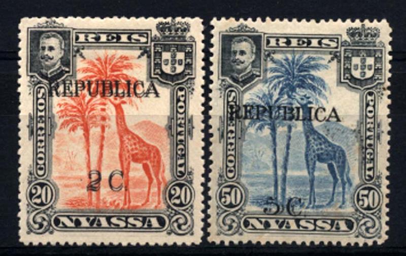 0045.jpg -     Lote:    45      Colecção Império      Companhia do Niassa       Descrição:         1918 &mdash; D. Carlos I, com sobretaxa e sobrecarga "REPUBLICA", tipografadas localmente a preto. CE69, 2C s/ 20 reis vermelho + CE72, 5C s/ 50 reis azul. Lote de dois selos com dupla impressão da sobrecarga e sobretaxa.         **       Valor Base:     &euro; 25,00     Valor Venda:     &euro; 34,00     