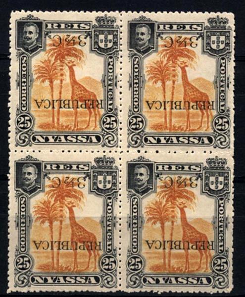 0048.jpg -     Lote:    48      Colecção Império      Companhia do Niassa       Descrição:         1918 &mdash; D. Carlos I, com sobretaxa e sobrecarga "REPUBLICA", tipografadas localmente a preto. CE70, 3 &frac12; C s/ 25 reis laranja. Quadra com impressão invertida da sobrecarga e sobretaxa. Dois selos sinal de charneira e 2 sem sinal. Valor de catálogo &euro; 152,00.         ***/**       Valor Base:     &euro; 45,00     Valor Venda:     &euro; 65,00     