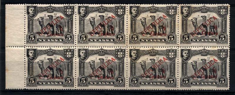 0060.jpg -     Lote:    60      Colecção Império      Companhia do Niassa       Descrição:         1921 &mdash; D. Manuel II, com sobretaxa, tipografadas em Lisboa. CE83, &frac12; C s/ 5 reis. Bloco horizontal de 8 selos (4x2), bordo de folha, com dupla impressão da sobretaxa. MB e R.         ***       Valor Base:     &euro; 80,00     Valor Venda:     &euro; 130,00     