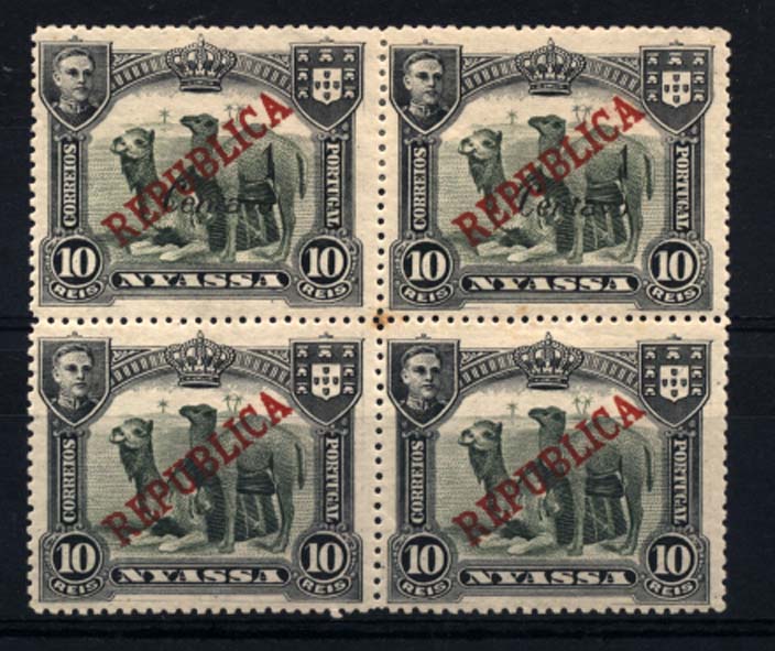 0067.jpg -     Lote:    67      Colecção Império      Companhia do Niassa       Descrição:         1921 &mdash; D. Manuel II, com sobretaxa, tipografadas em Londres. CE96, 1C s/ 10 reis verde. Quadra sem impressão da sobretaxa nos dois selos inferiores. MB.         ***/**       Valor Base:     &euro; 40,00     Valor Venda:     &euro; 65,00     