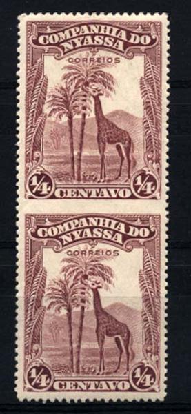 0081.jpg -     Lote:    81      Colecção Império      Companhia do Niassa       Descrição:         192&frac12;3 &mdash; Motivos diversos. CE106, &frac14; C lilás vermelho. Par vertical sem denteado horizontal a separar os dois selos. MB e R.         ***/**       Valor Base:     &euro; 20,00     Valor Venda:     &euro; 95,00     
