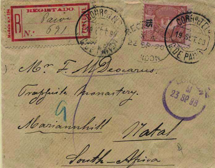 0451.jpg -     Lote:    451            Portugal        Descrição:         1898/1905 &mdash; D. Carlos I tipo Mouchon. Sobrescrito circulado registado de Castelo de Paiva (19.09.98) para a África do Sul (13.10.98) com trânsito por Lisboa (20.09.98) e Londres (22.09.98) com selo de 115 reis laranja s/ rosa CE145 (1.º porte + registo). MB        Carta       Valor Base:     &euro; 25,00     Valor Venda:     &euro; 34,00     