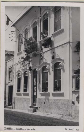 0781.jpg -     Lote:    781                   Descrição:         Coimbra &mdash; "República" em Festa. Postal ilustrado fotográfico, circulado. Edição Hilda n.º 100.        PI       Valor Base:     &euro; 8,00     Valor Venda:     Retirado     