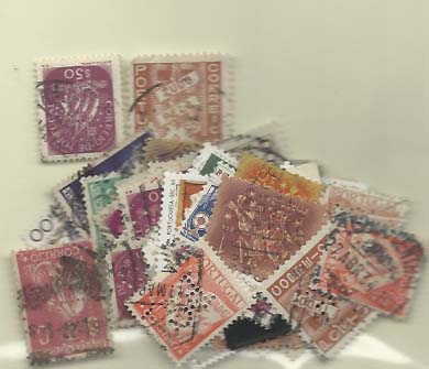 0813.jpg -     Lote:    813                   Descrição:         Perfurados. Lote com 80 selos portugueses com diversas perfurações. Lote a ver.        O       Valor Base:     &euro; 20,00     Valor Venda:     Retirado     