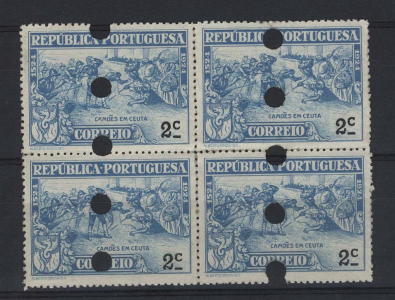 0979.jpg -     Lote:    979            Portugal        Descrição:         1924 &mdash; 4.º Centenário do Nascimento de Luís de Camões. CE299, 2C azul claro. Quadra de provas denteadas, com furos de segurança, do arquivo da casa impressora "Waterlow & Sons Ltd".        PRV       Valor Base:     &euro; 15,00     Valor Venda:     Retirado     