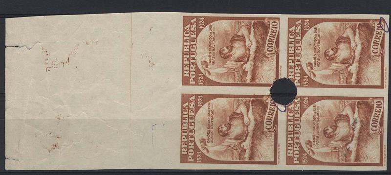 0985.jpg -     Lote:    985            Portugal        Descrição:         1924 &mdash; 4.º Centenário do Nascimento de Luís de Camões. Quadra de provas não denteadas, bordo superior de folha, na cor tijolo sem impressão do valor, com furos de segurança. Cor e motivo aprovados para o selo de 8C CE304.        PRV       Valor Base:     &euro; 20,00     Valor Venda:     Retirado     